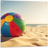 Tuinposter – Kleurrijke Strandbal Liggend in het Zand - 80x80 cm Foto op Tuinposter (wanddecoratie voor buiten en binnen)