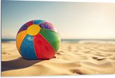 Dibond - Kleurrijke Strandbal Liggend in het Zand - 105x70 cm Foto op Aluminium (Met Ophangsysteem)