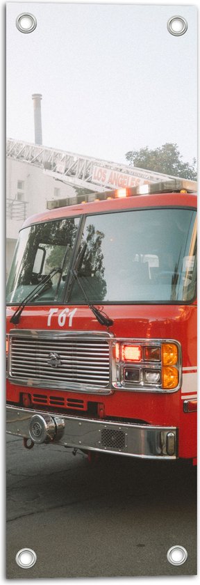 Tuinposter – Brandweermannen met Brandweerauto bij Brand - 20x60 cm Foto op Tuinposter (wanddecoratie voor buiten en binnen)