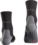 Vue arrière de deux chaussettes de course Falke, noires avec talon gris et logo.