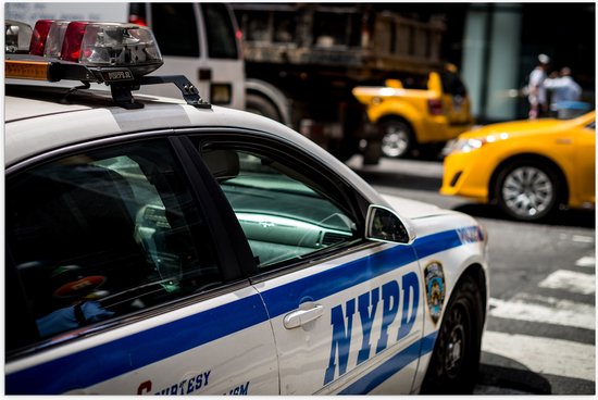 Poster (Mat) - Politie Auto rijdend door New York - 105x70 cm Foto op Posterpapier met een Matte look