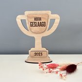 Design407 - Trofee Hoera Geslaagd - 18 x 15 cm - Beker - Kampioen - Hout - Houten Decoratie - Eindexamen - Afgestudeerd - Cadeau voor Haar - Cadeau voor Hem - Gift - Cadeautje