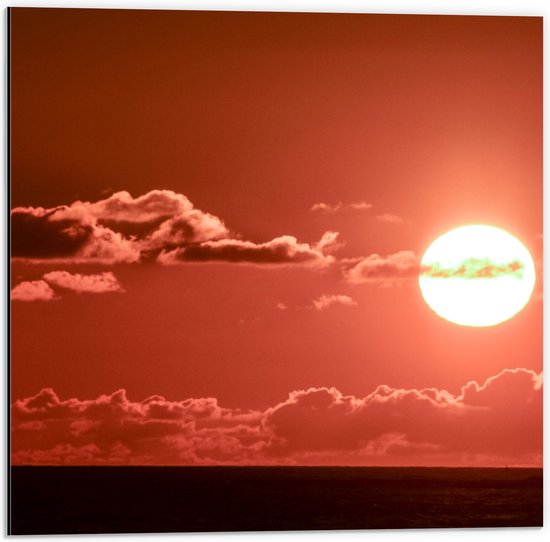 Dibond - Felle Zon tussen de Wolken bij Roodkleurige Horizon - 50x50 cm Foto op Aluminium (Met Ophangsysteem)