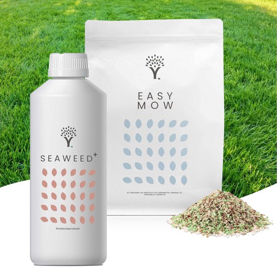 Een fles Easy Mow 'SEAWEED+' en een zak Easy Mow gazonmest, met een hoopje mestkorrels ernaast.