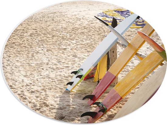 PVC Schuimplaat Ovaal - Surfborden bij Tentje op het Strand - 40x30 cm Foto op Ovaal (Met Ophangsysteem)