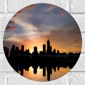 Muursticker Cirkel - Stad - Gebouwen - Wolkenkrabbers - Wolken - Water - 30x30 cm Foto op Muursticker