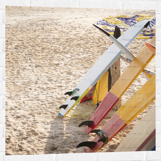 Muursticker - Surfborden bij Tentje op het Strand - 80x80 cm Foto op Muursticker