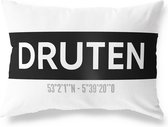 Tuinkussen DRUTEN - GELDERLAND met coördinaten - Buitenkussen - Bootkussen - Weerbestendig - Jouw Plaats - Studio216 - Modern - Zwart-Wit - 50x30cm