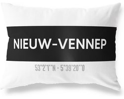 Tuinkussen NIEUW-VENNEP - NOORD-HOLLAND met coördinaten - Buitenkussen - Bootkussen - Weerbestendig - Jouw Plaats - Studio216 - Modern - Zwart-Wit - 50x30cm