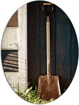 Dibond Ovaal - Tuinier Schep tegen Houten Boerderij - 81x108 cm Foto op Ovaal (Met Ophangsysteem)