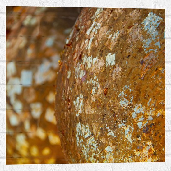 Muursticker - Close-up van Bolvormige Gouden Ballen - 50x50 cm Foto op Muursticker