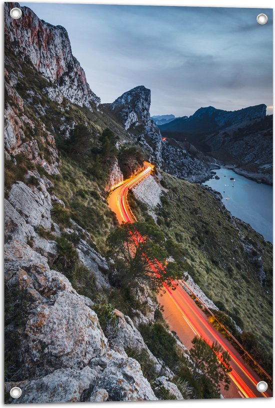 Tuinposter – Bergen - Bomen - Planten - Stenen - Weg - Verlichting - 50x75 cm Foto op Tuinposter (wanddecoratie voor buiten en binnen)