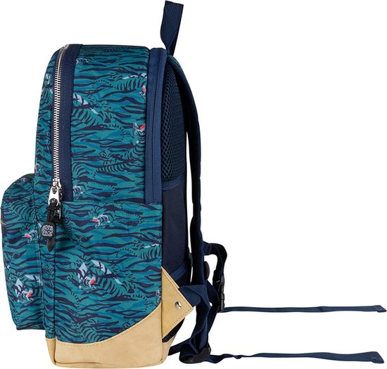 Zijzicht van een blauwe rugzak met tijgerprint en zandkleurige onderkant.