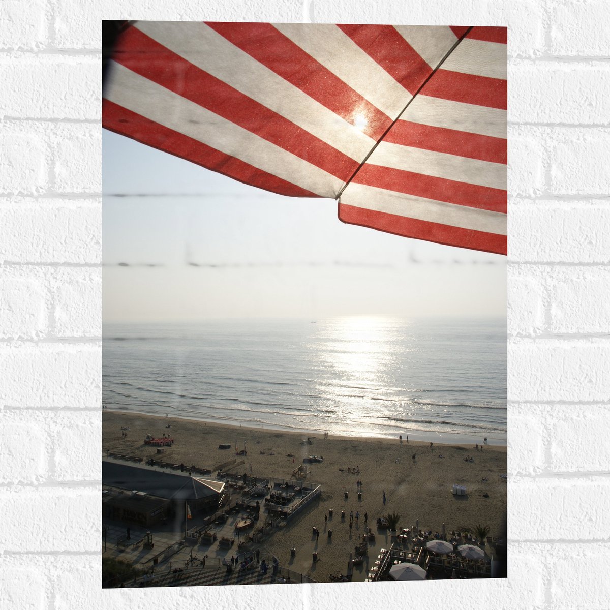 Muursticker - Strand - Zee - Zand - Parasol - Mensen - Strandtent - Zon - 40x60 cm Foto op