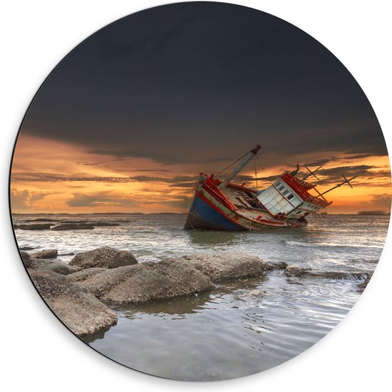 Dibond Muurcirkel - Zakkend Scheepswrak bij Rotsen in de Zee bij Zonsondergang - 50x50 cm Foto op Aluminium Muurcirkel (met ophangsysteem)
