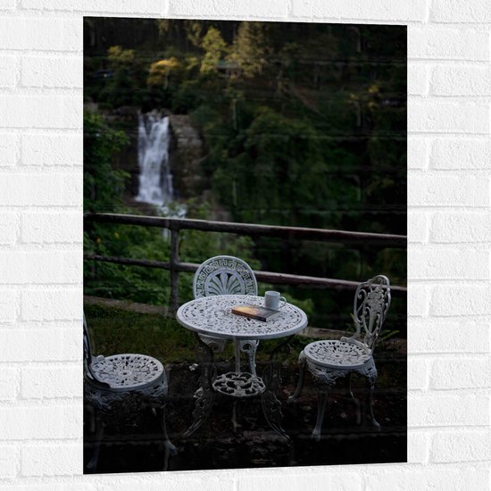 Foto: Muursticker tafel stoelen boek beker water waterval bomen planten 60x90 cm foto op muursticker