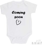 100% katoenen Romper met Tekst "Coming soon" - Wit/zwart - Zwangerschap aankondiging - Zwanger - Pregnancy announcement - Baby aankondiging - In verwachting