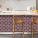 Cuisine avec un comptoir et deux tabourets de bar en bois, dotée d'un dosseret orné de carreaux carrés violet lilas.