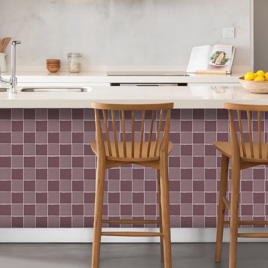 Cuisine avec un comptoir et deux tabourets de bar en bois, dotée d'un dosseret orné de carreaux carrés violet lilas.