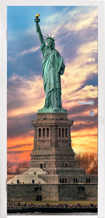 Deursticker Vrijheidsbeeld in New York tijdens zonsondergang - 80x215 cm - Deurposter