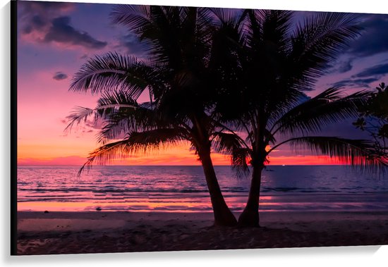 Canvas - Twee Palmbomen op het Strand langs de Zee bij Zonsondergang - 120x80 cm Foto op Canvas Schilderij (Wanddecoratie op Canvas)