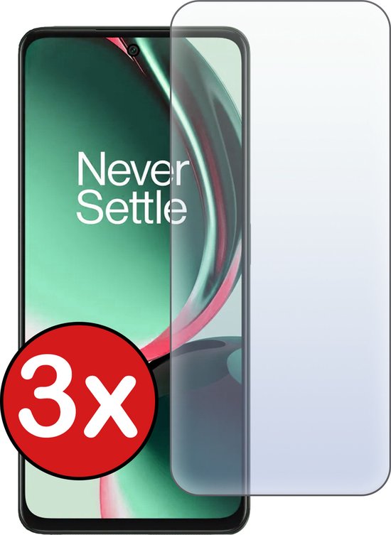 Drie transparante screenprotectors, één geplaatst op een smartphone met "Never Settle" op het scherm.