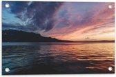 Tuinposter – Water - Zee - Bergen - Wolken - Kleuren - 60x40 cm Foto op Tuinposter (wanddecoratie voor buiten en binnen)