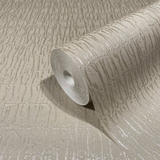 Détail de papier peint intissé brun clair avec un motif ondulé vertical prononcé, montré sur un rouleau.