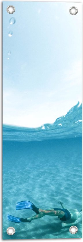 Tuinposter – Water - Zee - Persoon - Duiken - Snorkelen - Blauw - 20x60 cm Foto op Tuinposter (wanddecoratie voor buiten en binnen)