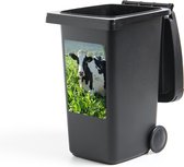 Container sticker Friese koe - Een Friese koe in het hoge gras - 40x60 cm - kliko sticker - weerbestendige containersticker