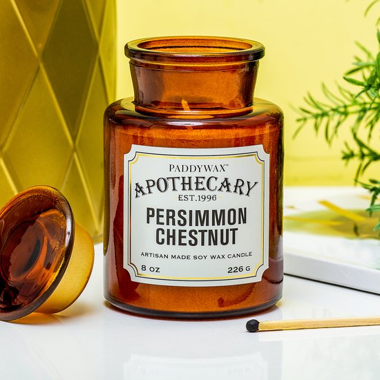 Amberkleurige apothekerskaars met de tekst "Paddywax Apothecary Persimmon Chestnut".