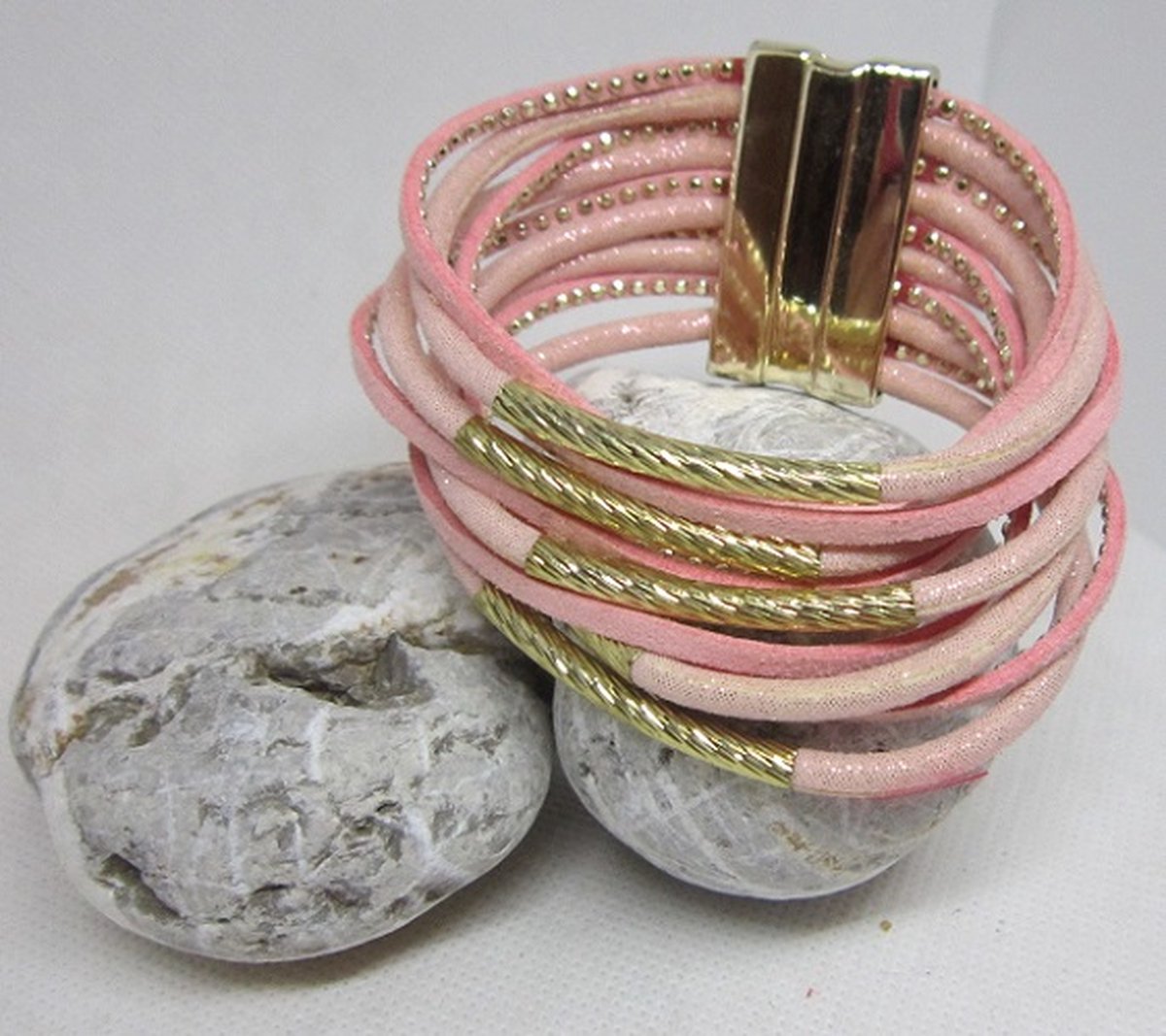 Armband - 10 losse banden - 1 sluiting - leer - stof- Ibiza - Boho - roze - wit - goud - magneet sluiting - lengte 20 cm