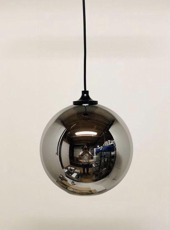 Glanzende, spiegelende bolvormige hanglamp in grijze tint, met een zwarte kabel.