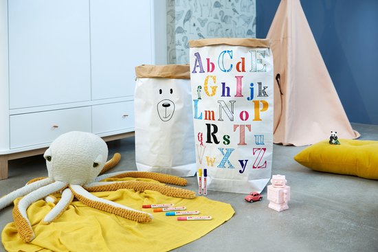 Twee grote papieren zakken, één met een berenkop, de andere met het alfabet.