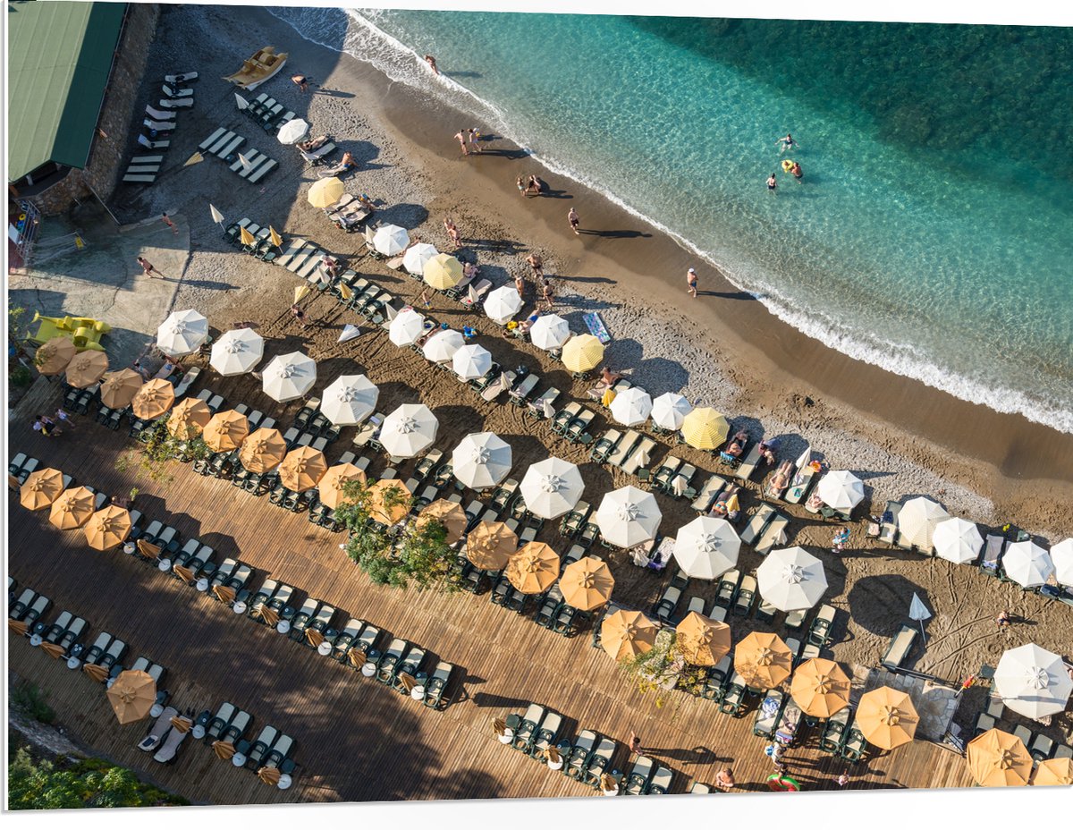 PVC Schuimplaat- Zee - Strand - Bedjes - Parasols - Water - Hout - Mensen - 100x75 cm Foto op PVC Schuimplaat