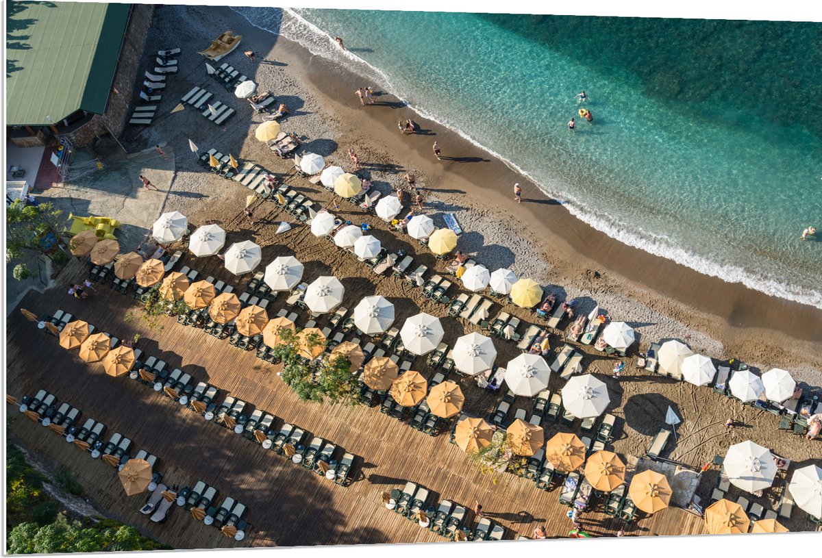 PVC Schuimplaat- Zee - Strand - Bedjes - Parasols - Water - Hout - Mensen - 120x80 cm Foto