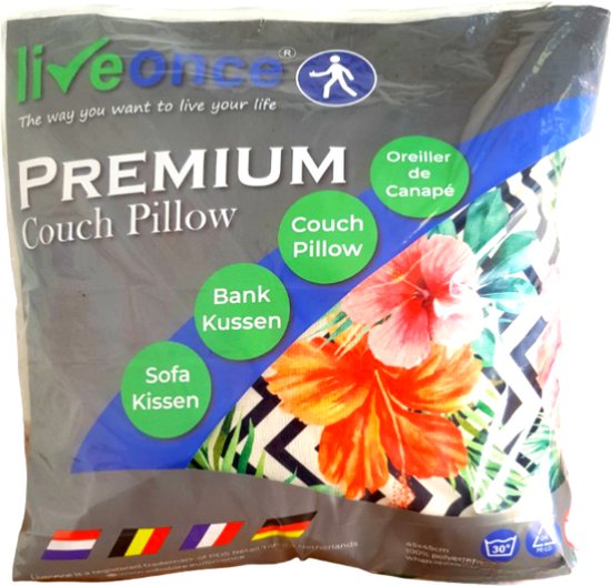 Emballage d'un 'Premium Couch Pillow' de LiveOnce avec un imprimé tropical de fleurs et de feuilles.
