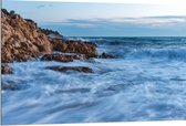 Dibond - Zee - Rotsen - Stenen - Golven - Water - 120x80 cm Foto op Aluminium (Wanddecoratie van metaal)
