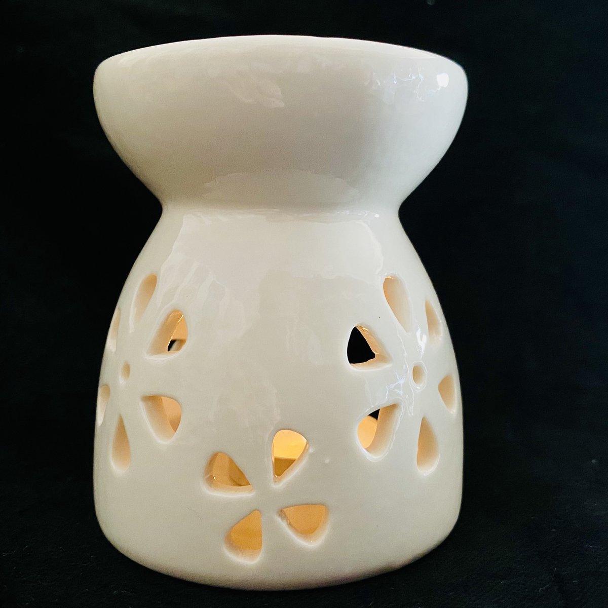 Goedkoopste Oliebrander in wit keramiek met uitgesneden bloemen 9x7,5x7.5cm Aromabrander voor geurolie of wax smelt