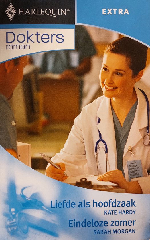 Een lachende dokter in een witte jas met een stethoscoop om haar nek schrijft iets op een klembord. Bovenin staat 'Dokters roman EXTRA'.