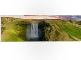 PVC Schuimplaat - Rozekleurige Lucht boven Watervallen in Groenrijke Omgeving - 60x20 cm Foto op PVC Schuimplaat (Met Ophangsysteem)