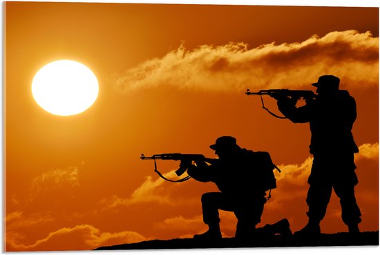Acrylglas - Silhouet van Twee Soldaten op Berg bij de Felle Zon - 75x50 cm Foto op Acrylglas (Met Ophangsysteem)