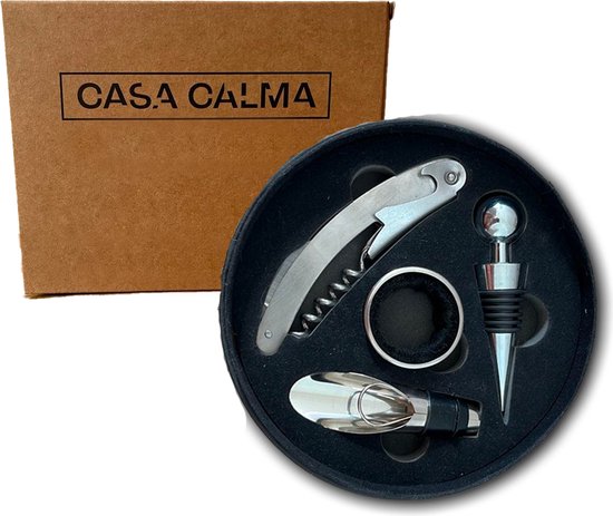 Zwarte ronde bewaardoos met CASA CALMA logo, met zilverkleurige kurkentrekker, schenktuit, flesstop en ring.