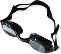 Lunettes de natation noires avec verres teintés et une sangle réglable sur fond blanc.