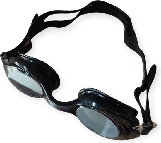 Lunettes de natation noires avec verres teintés et une sangle réglable sur fond blanc.