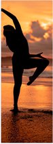 Poster Glanzend – Silhouet van Ballet Danseres op het Strand tijdens Zonsondergang - 30x90 cm Foto op Posterpapier met Glanzende Afwerking