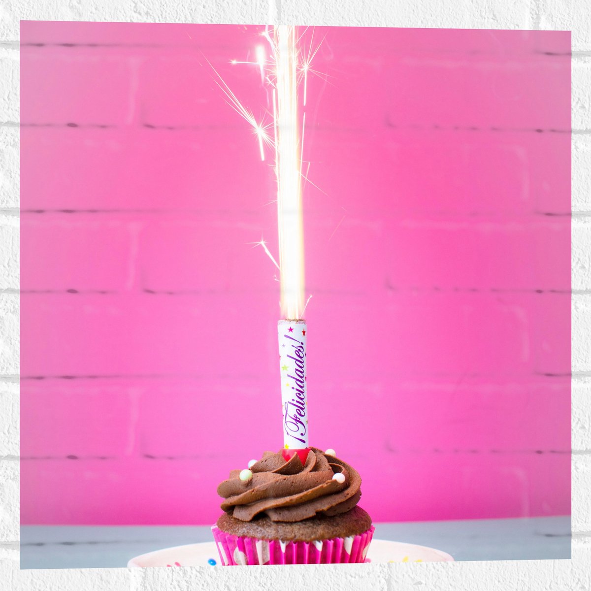 Muursticker - Verjaardagscupcake met Chocolade Topping en Fontein - 50x50 cm Foto op Muurs