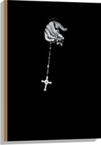 Hout - Kruis aan Zilveren Ketting in Hand tegen Zwarte Achtergrond - 50x75 cm - 9 mm dik - Foto op Hout (Met Ophangsysteem)