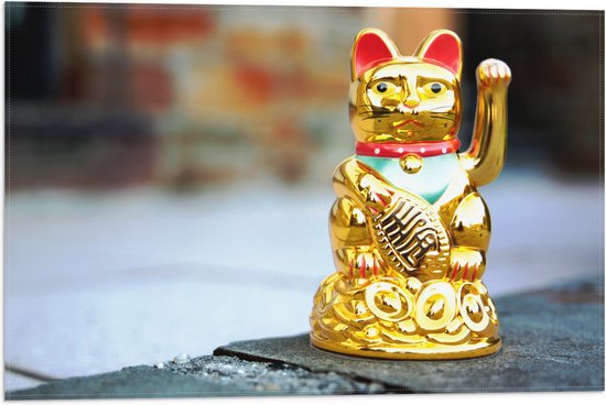 PVC Schuimplaat- Japans Maneki Neko Kattenbeeldje In Het Rood Met Wit En Goud 120x40 Cm Foto Op Pvc Schuimplaat