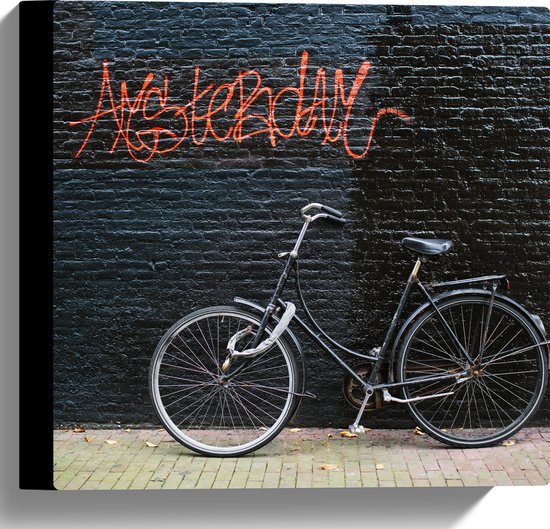 Canvas - Fiets geparkeerd tegen Muur met Tekst ''Amsterdam'' - 30x30 cm Foto op Canvas Schilderij (Wanddecoratie op Canvas)